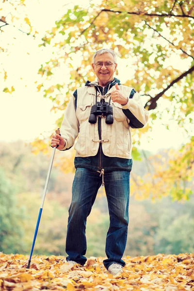 Äldre man har aktiv pensionering — Stockfoto