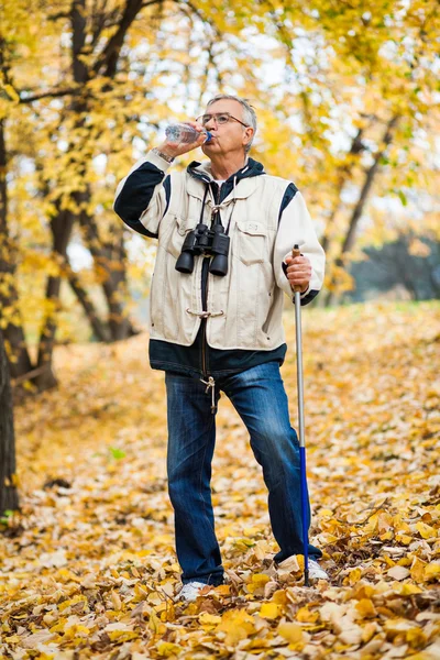Hombre mayor que tiene jubilación activa — Foto de Stock
