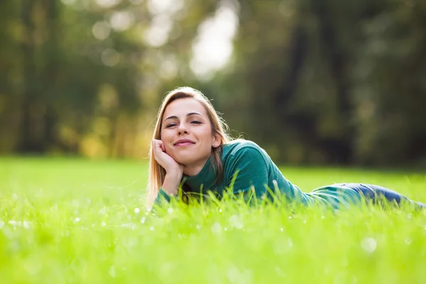Woman in park — Stock Photo, Image