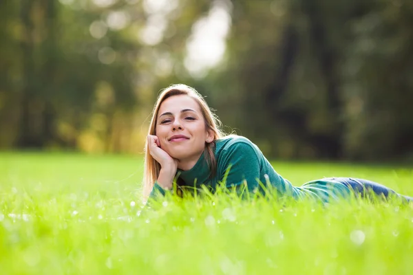 Donna nel parco — Foto Stock