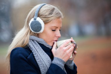 Genç bayan çay içiyor.