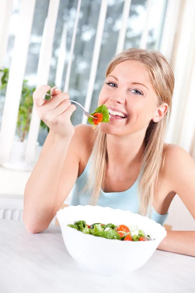 Frau isst Salat — Stockfoto