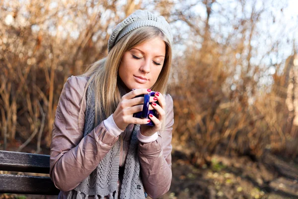 Hot drink in park — Stock Photo, Image