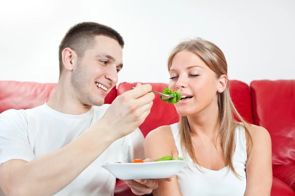 Jovem casal tomando café da manhã Imagem De Stock