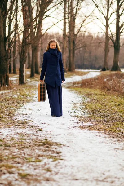 Femme dans la forêt — Photo