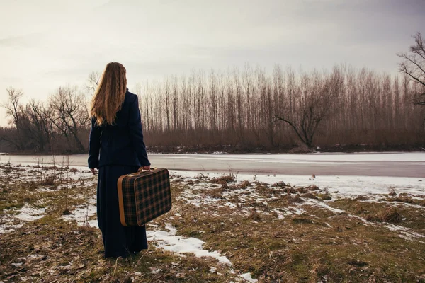 Mujer en el bosque — Foto de Stock