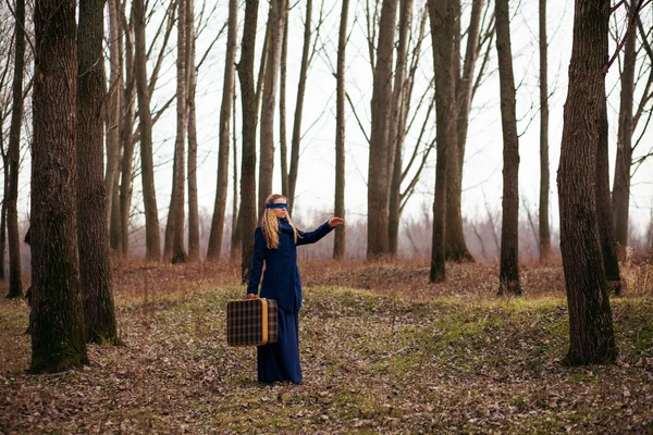 Mujer en el bosque — Foto de Stock