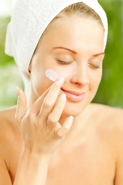 Face skin treatment — Stock Photo, Image