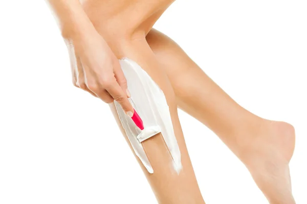 Kvinna rakar benen — Stockfoto