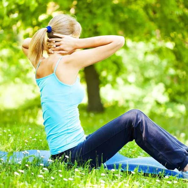 Exercising in park — Stock Photo, Image