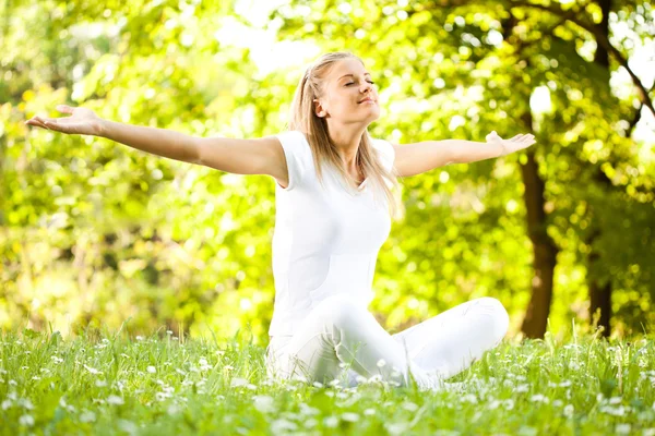 Genieten van natuur in de zomer — Stockfoto