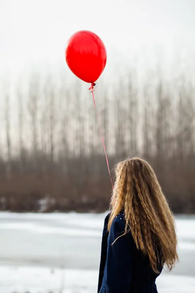 Mujer solitaria mirando el lago — Foto de Stock