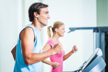 Spor salonunda Fitness eğitimi