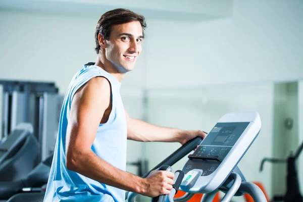 Entrenamiento de fitness en gimnasio — Foto de Stock