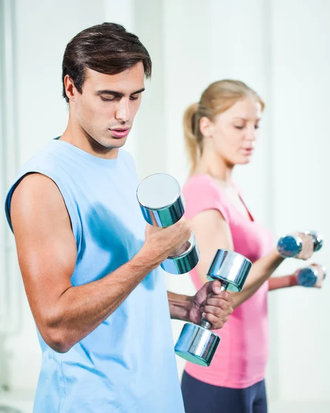 Szkolenia fitness w siłowni — Zdjęcie stockowe