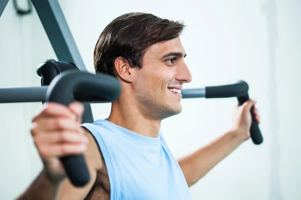 Entrenamiento de fitness en gimnasio — Foto de Stock