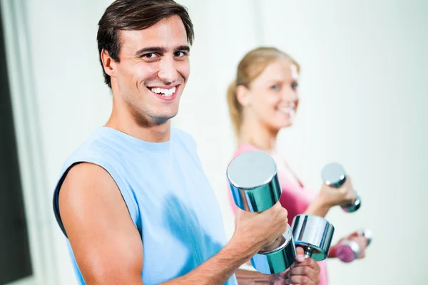 Fitness trénink v tělocvičně — Stock fotografie