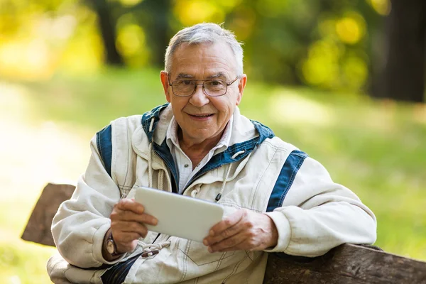 Senior dans le parc — Photo