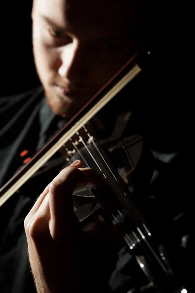 Человек, играющий на скрипке — стоковое фото