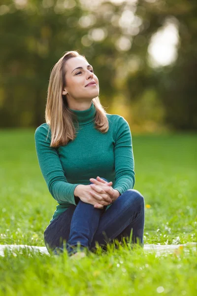 Donna nel parco — Foto Stock