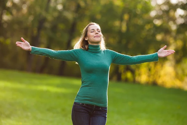 Donna nel parco — Foto Stock