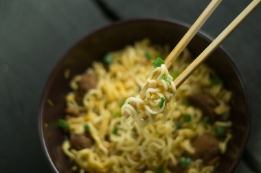 Focus ve blur arka plan ile ahşap üzerine Asya hızlı erişte