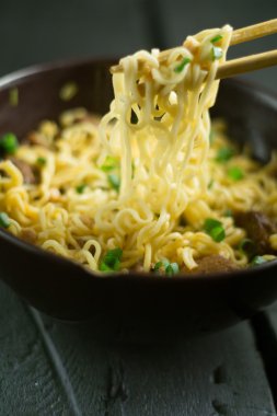 Focus ve blur arka plan ile ahşap üzerine Asya hızlı erişte