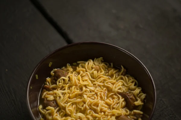 Ασιατικές γρήγορη noodles σε ξύλο φόντο Φωτογραφία — Φωτογραφία Αρχείου