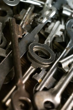 Ahşap arka plan üzerinde tuşları kümesi. görüntü arka plan ile sıkı odak