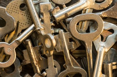 Ahşap arka plan üzerinde tuşları kümesi. görüntü arka plan ile sıkı odak