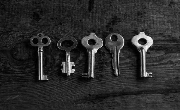 Uppsättning nycklar på trä bakgrund — Stockfoto