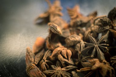 Baharat. Anason yıldız fotoğraf. Kasıtlı olarak bulanık lens odak etkisi. Renk tonlama.