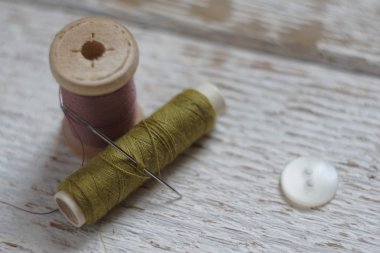 Dikiş araçları Beyaz ahşap zemin üzerinde. Sıkı ve bulanık odak.