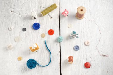 Beyaz ahşap zemin üzerinde dikiş araçları