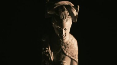 Mum ışığı ile Asya heykelciği