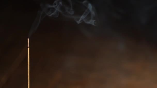 Mediataion kadidlo držet kouření — Stock video