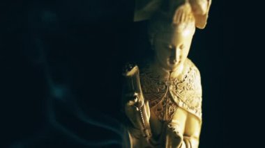 Asya heykelciği ve tütsü yasaktır sopa