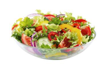 Taze sebze salatası beyaz üzerine izole edilmiş.