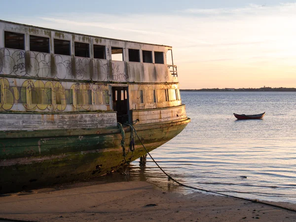 Velho barco de ferry — Fotografia de Stock