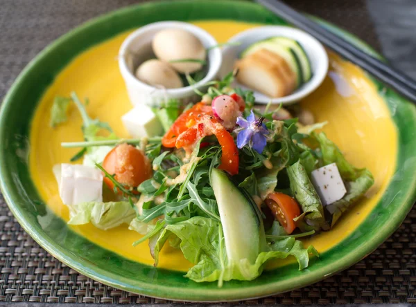 Yeşil sebze salatası ve yemek çubukları — Stok fotoğraf
