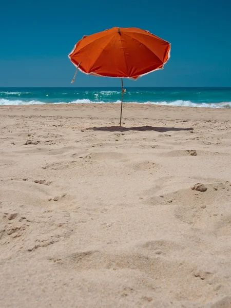 Ombrellone arancione sulla spiaggia — Foto Stock