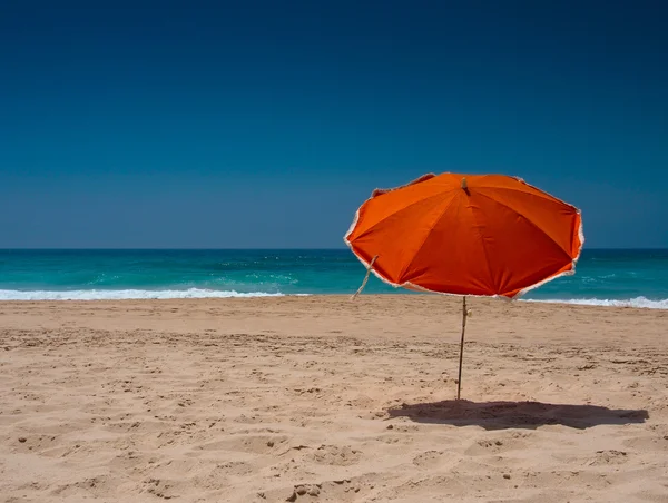 Ombrellone arancione sulla spiaggia — Foto Stock