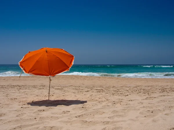 Ombrellone arancione sulla spiaggia — Foto Stock