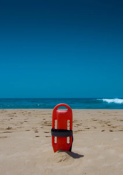 Reddingsboei op een strand — Stockfoto