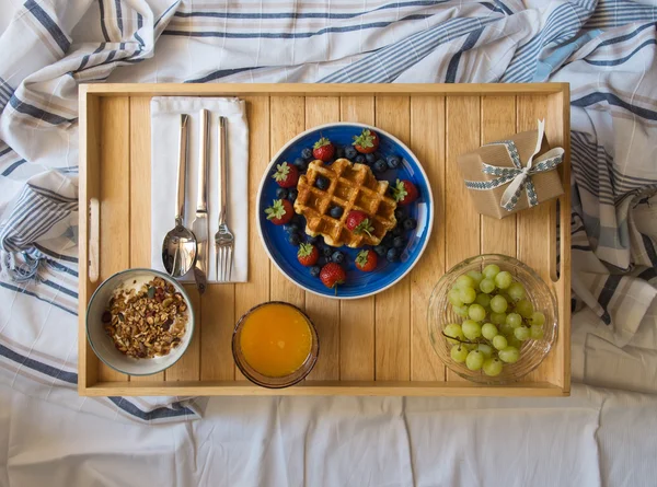 Ontbijt geserveerd in bed — Stockfoto