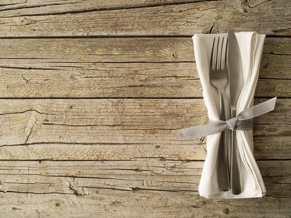 Talheres utensílios de cozinha em placas de madeira velho fundo — Fotografia de Stock