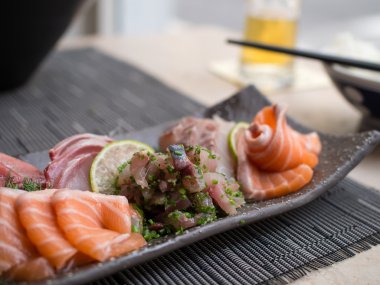 Siyah bir tabak üzerinde Japon balığı 