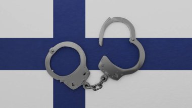 Yarı açık çelik kelepçe ortada ve Finlandiya bayrağının üstünde