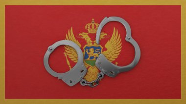 Yarı açık çelik kelepçeler ortada ve Karadağ bayrağının tepesinde