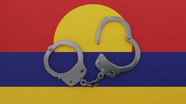 Yarı açık çelik kelepçe ortada ve Palmyra Mercan bayrağının üstünde.